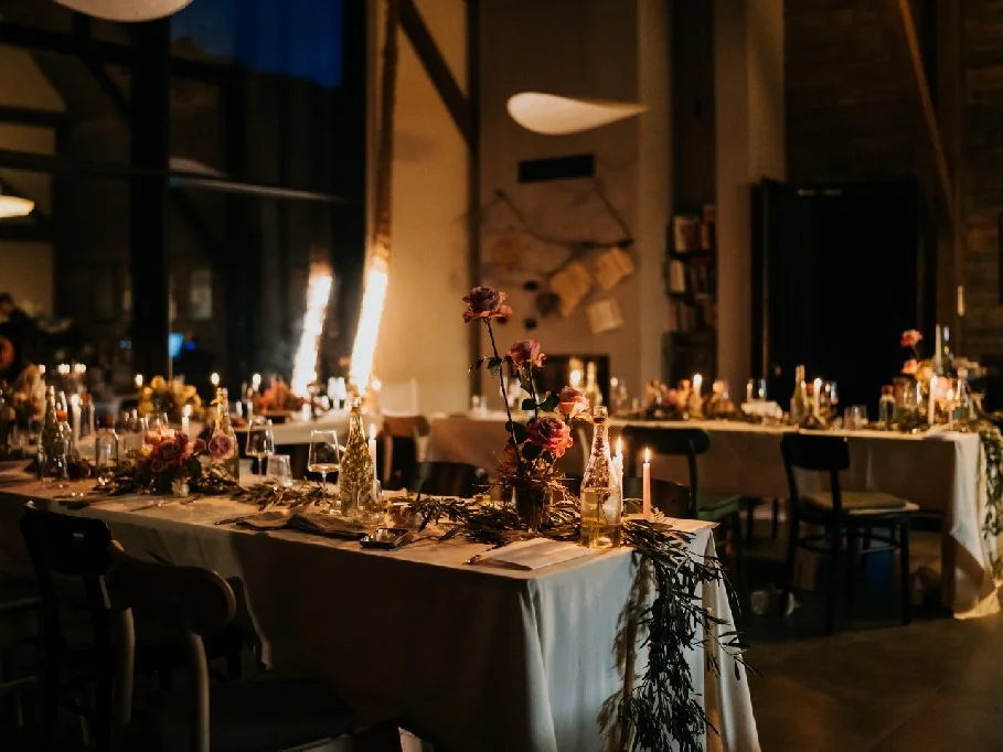 Mese pregătite cu lumânări, flori și ramuri, la Green Bistro VATRA