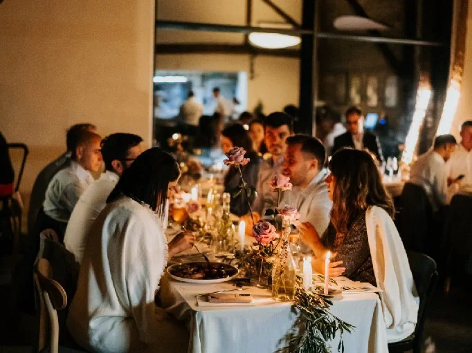 Oaspeți la masă, în lumina lumânărilor, la Green Bistro VATRA