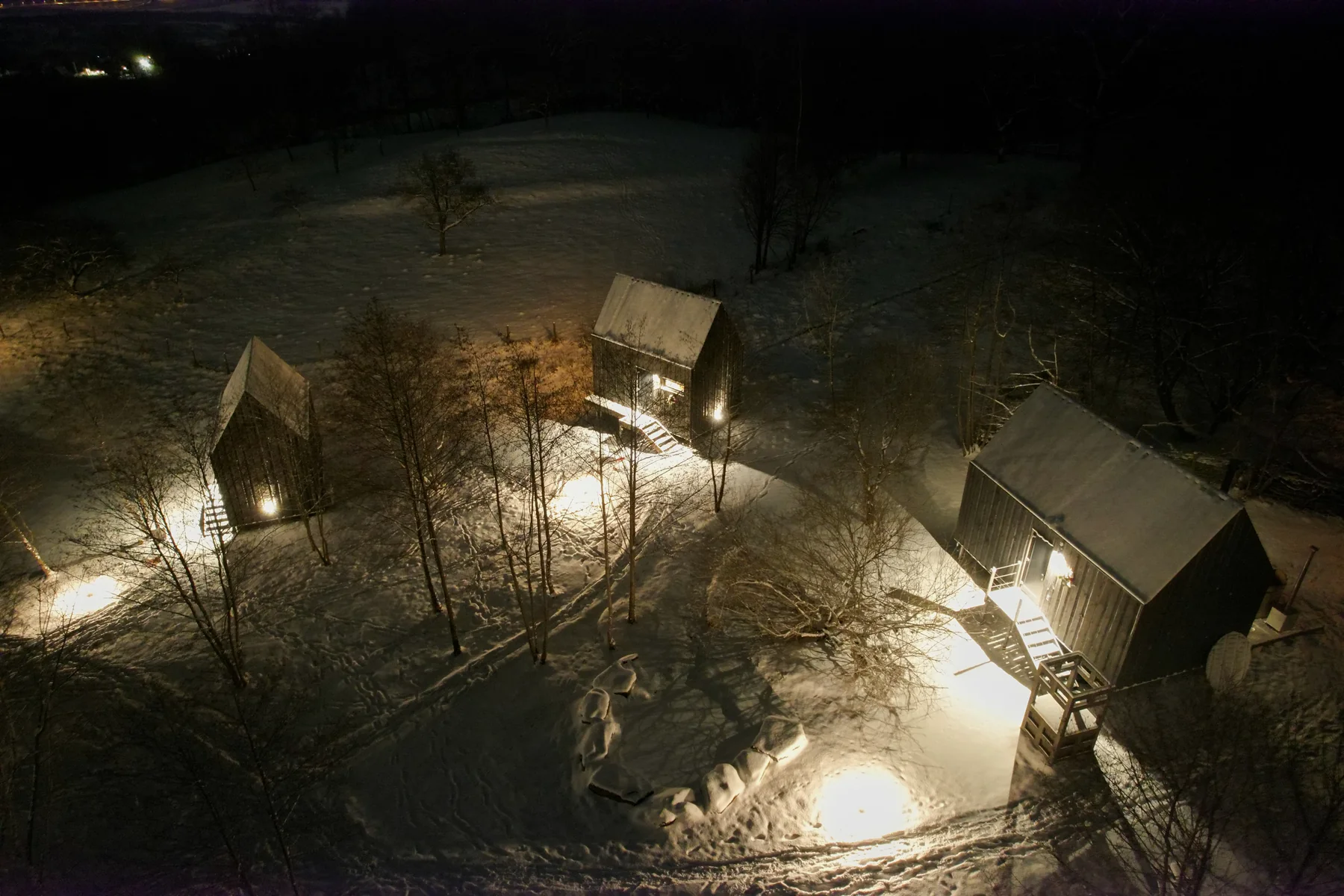 Portal Village noaptea, bungalourile luminate în zăpadă